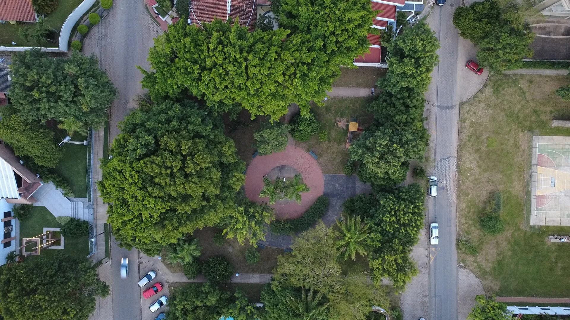 Vista aérea de una plaza arbolada en Santa Cruz de la Sierra